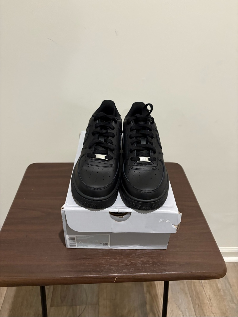 Men's Brand new Air Force One Le (GS) size 7 y Black Leather Low-Top Sneakers